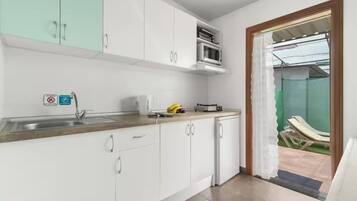 Microondas, placa de cocina, tetera/pava eléctrica