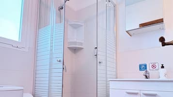 Shower, pengering rambut, dan handuk