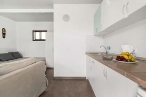 A small, modern kitchenette with a sink, a coffee maker, and a fruit bowl on the counter. - Country Studio Near Fataga (San Bartolomé de Tirajana)