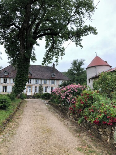 Pigeonnier du 16ème siècle entouré du très beau parc du château de Roncourt