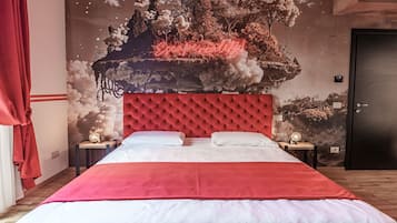 Een slaapkamer met een rode, gebobbelde hoofdbord, een groot bed met witte beddengoed, en een muurschildering van een zwevend eiland met wolken.