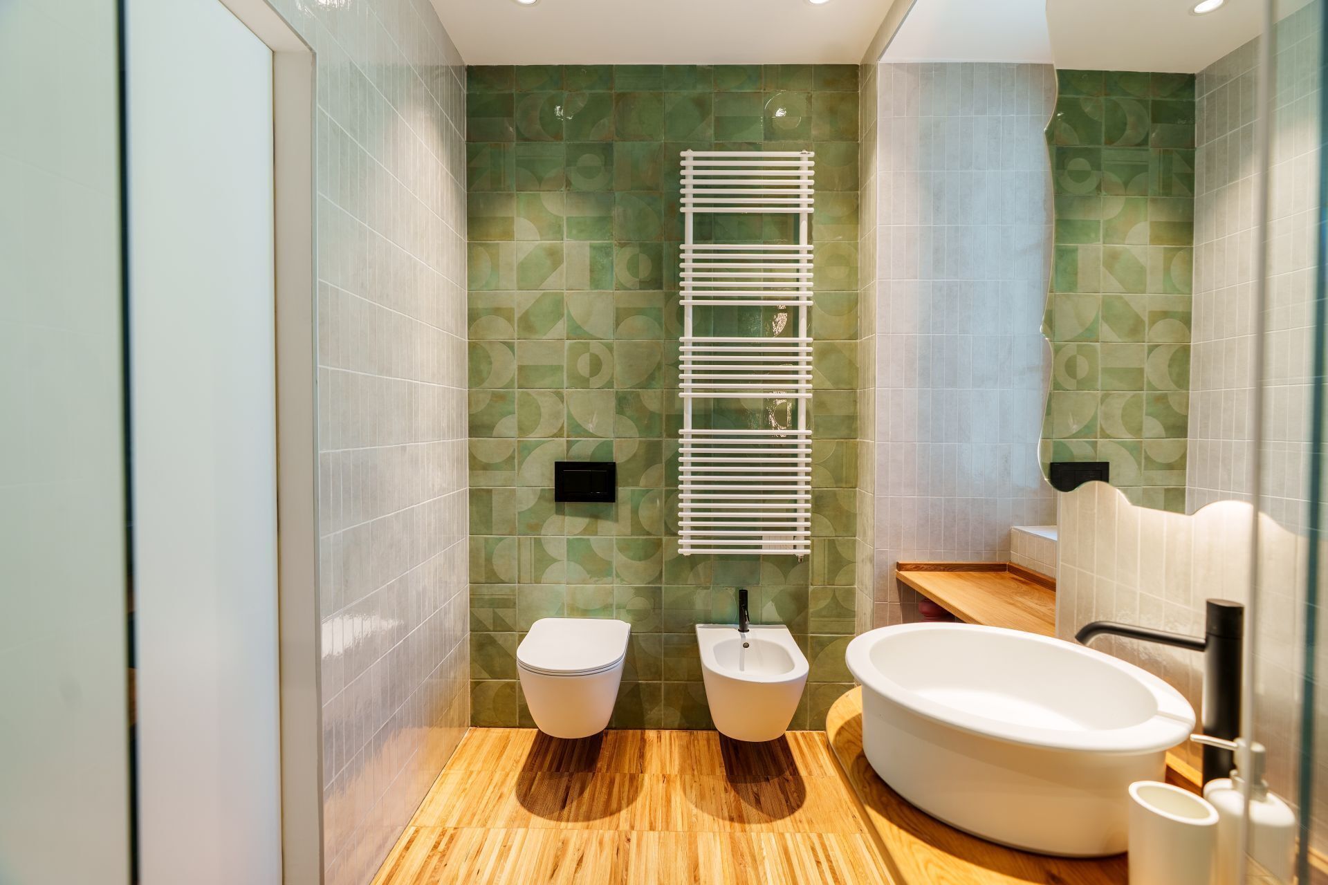 Un baño moderno con bidé, inodoro y bañera.
