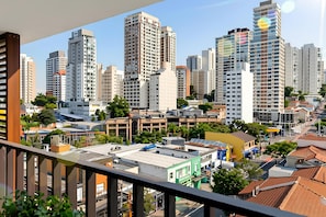 A cityscape with high-rise buildings and a mix of residential and commercial structures. - Vista incrível com AC e academia (São Paulo)