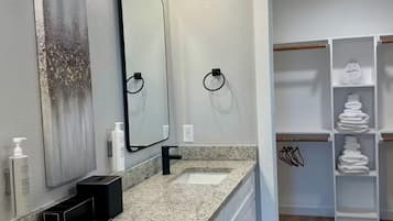 Douche, serviettes fournies, savon, papier toilette