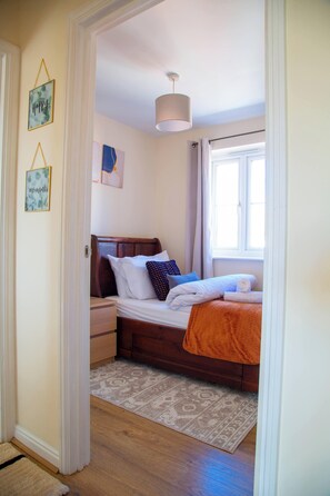 2 dormitorios, tabla de planchar con plancha, wifi gratis y ropa de cama