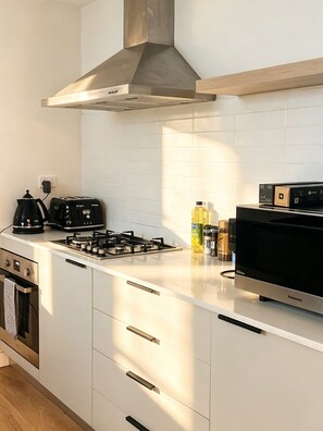 Wasserkocher mit Kaffee-/Teezubehör, Kühlschrank, Mikrowelle, Ofen