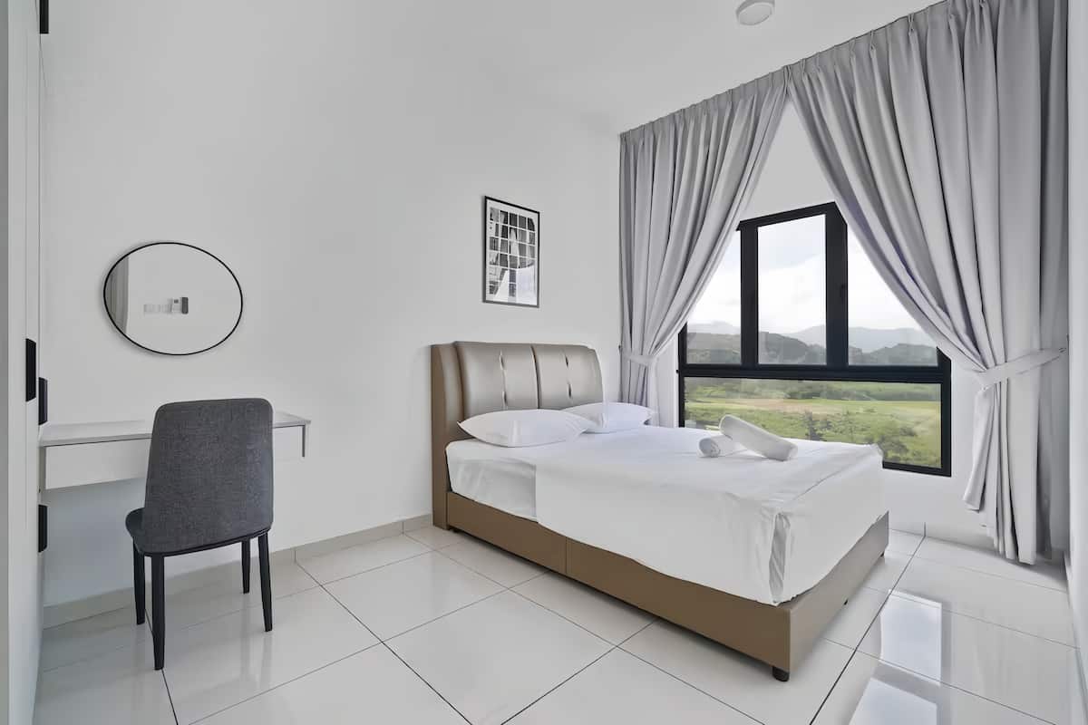 Appartement, 2 chambres, vue sur la ville | Couette en duvet, bureau, rideaux d’obscurcissement