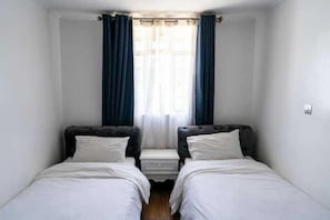 Classic-huoneisto, patio | Työpöytä, kannettavalle tietokoneelle sopiva työtila