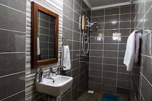Classic-huoneisto, patio | Kylpyhuone | Suihku, ilmaiset hygieniatuotteet, tohvelit, pyyhkeet