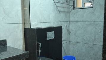 Family Room | Bathroom | Shower, towels, soap, shampoo