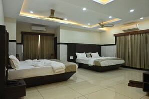 Family Room | Desk, laptop workspace, free WiFi, bed sheets - Kamat Yatri Nivas (MURUDESHWAR)