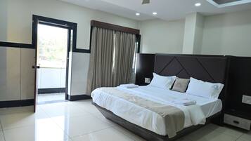 Deluxe Room | Desk, laptop workspace, free WiFi, bed sheets