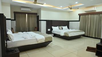 Family Room | Desk, laptop workspace, free WiFi, bed sheets