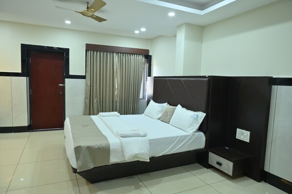Desk, laptop workspace, free WiFi, bed sheets - Kamat Yatri Nivas (MURUDESHWAR)