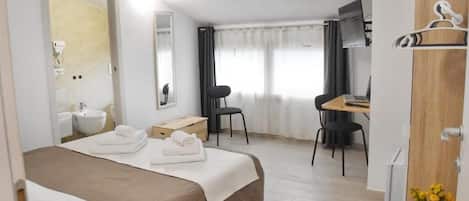 Chambre Classique Double ou avec lits jumeaux, vue jardin | Bureau, espace de travail pour ordinateur portable, rideaux occultants