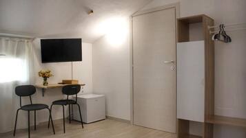 Classic Double or Twin Room, Balcony, City View | Interior