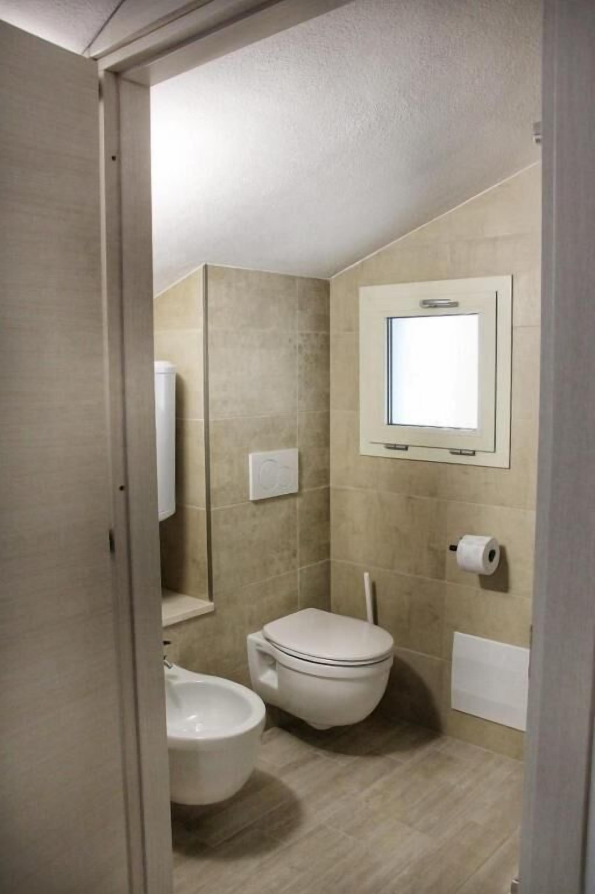 Douche, articles de toilette gratuits, sèche-cheveux