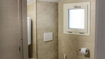 Douche, articles de toilette gratuits, sĂšche-cheveux