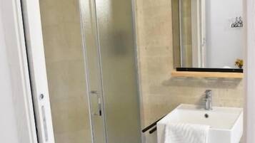 Classic Double or Twin Room, Garden View | Bathroom | Shower, free toiletries, hair dryer, towels