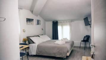 Kamer, 1 twee- of 2 eenpersoonsbedden, airconditioning, uitzicht op binnenplaats | Een bureau, een laptopwerkplek, verduisterende gordijnen