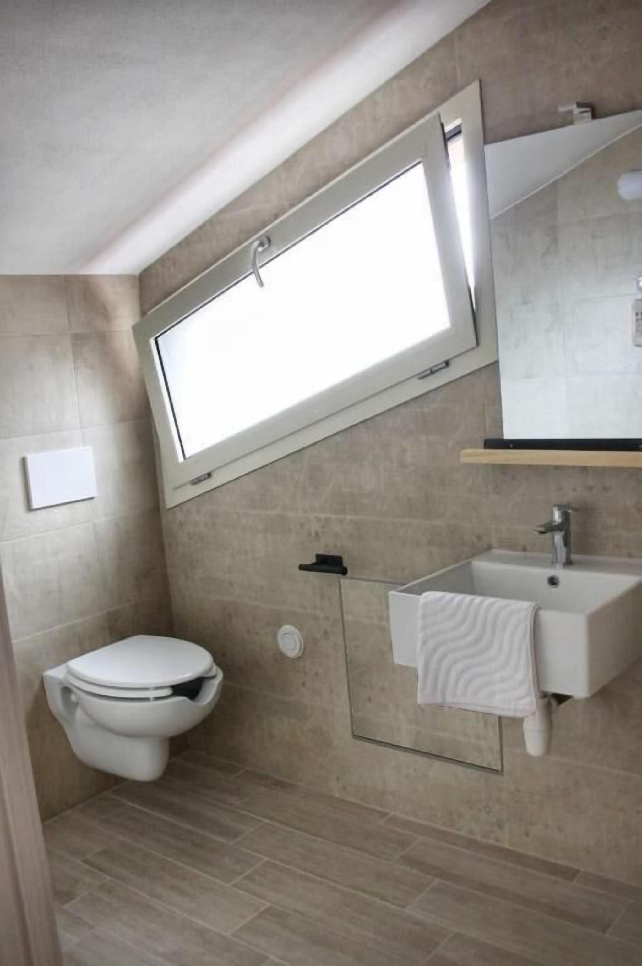 Kamer, 1 twee- of 2 eenpersoonsbedden, airconditioning, uitzicht op binnenplaats | Badkamer | Een douche, gratis toiletartikelen, een haardroger, handdoeken