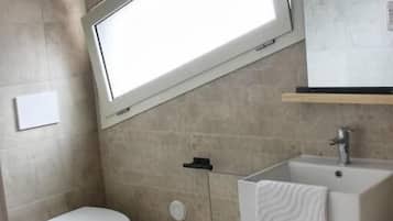 Kamer, 1 twee- of 2 eenpersoonsbedden, airconditioning, uitzicht op binnenplaats | Badkamer | Een douche, gratis toiletartikelen, een haardroger, handdoeken