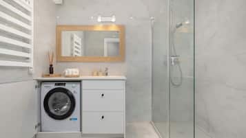 Shower, hair dryer, towels, shampoo