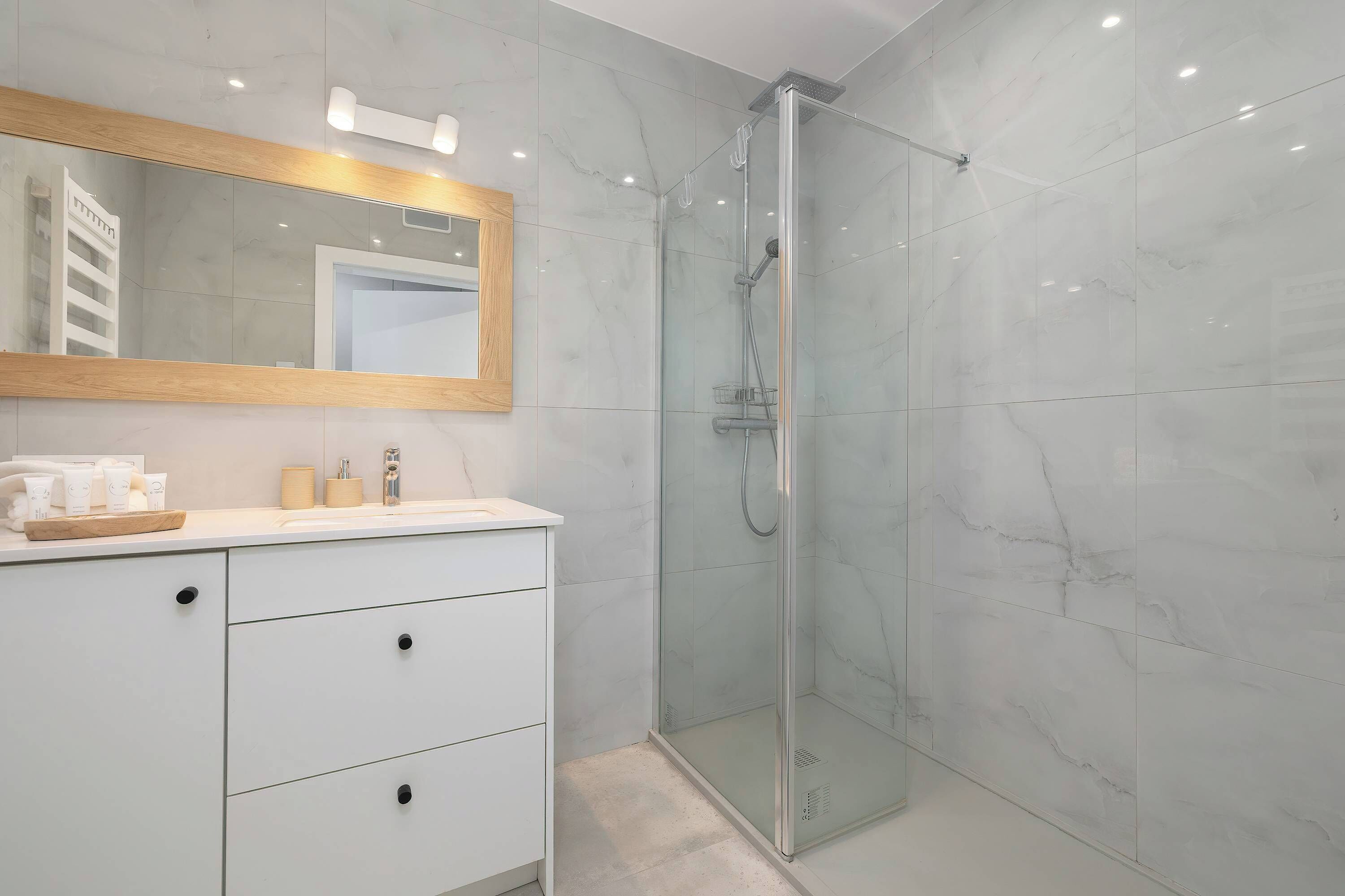 Douche, sèche-cheveux, serviettes fournies, shampoing