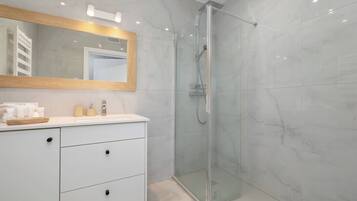 Douche, sèche-cheveux, serviettes fournies, shampoing