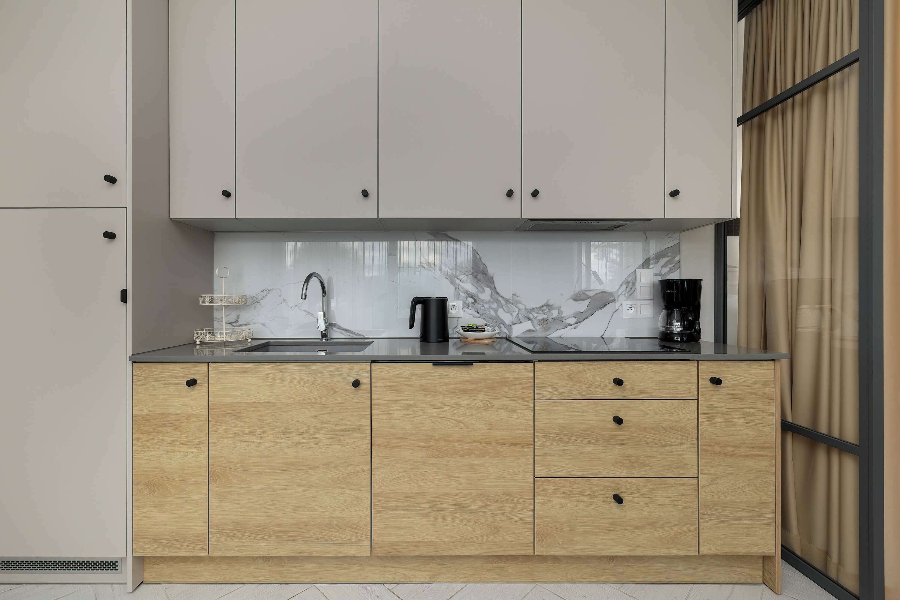 Kühlschrank, Mikrowelle, Herdplatte, Geschirrspüler