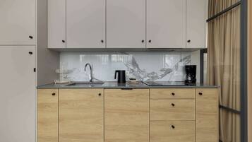 Kühlschrank, Mikrowelle, Herdplatte, Geschirrspüler