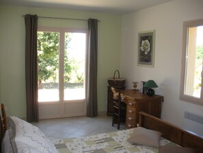 A bedroom with a bed, a desk, a chair, a window, and a door. - Beautiful vacation rental in Domme, near Sarlat (DOMME)