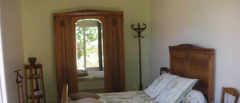 3 dormitorios y tabla de planchar con plancha
