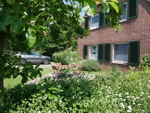 Outdoor dining - Vrbo Property (Butjadingen)