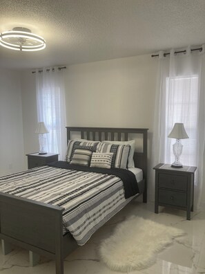 Tabla de planchar con plancha, acceso a internet y ropa de cama 
