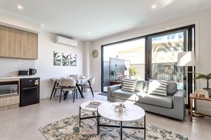 Eine moderne Wohnung mit Küche, Essbereich und Wohnzimmer.