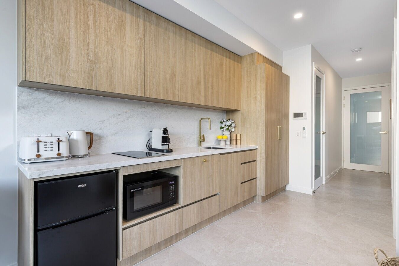Coffee/tea maker, fridge, microwave, oven
