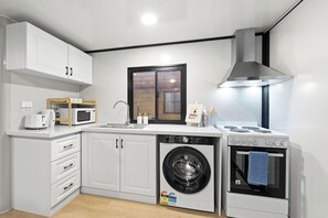Private kitchen - Urban Tiny Retreat with Outdoor Entertaing Area (Braybrook)