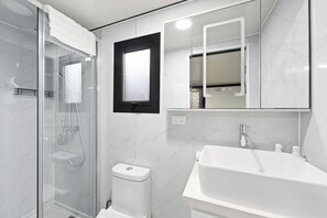 Bathroom - Urban Tiny Retreat with Outdoor Entertaing Area (Braybrook)