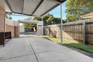 Property grounds - Urban Tiny Retreat with Outdoor Entertaing Area (Braybrook)