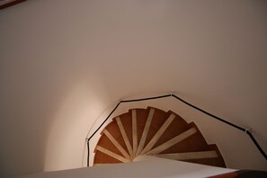 Eine Wendeltreppe mit Holzvertäfelung und schlichtem, klarem Design.