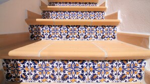 Eine Treppe im Freien mit einem strukturierten Fliesenmuster.