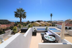 A rooftop terrace with a pool, outdoor seating, and a view of the sea. - VANGOH T2 Sunnypool (Luz)