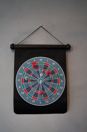 Une cible de fléchettes fixée au mur.
