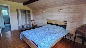 3 bedrooms, iron/ironing board, travel cot, free WiFi