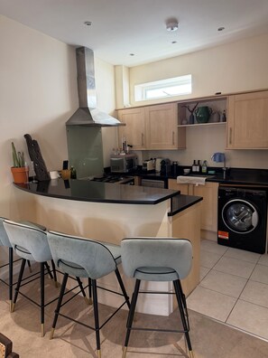 Private kitchen - Spacious two bedroom, split level flat in the heart of Wandsworth. (London)