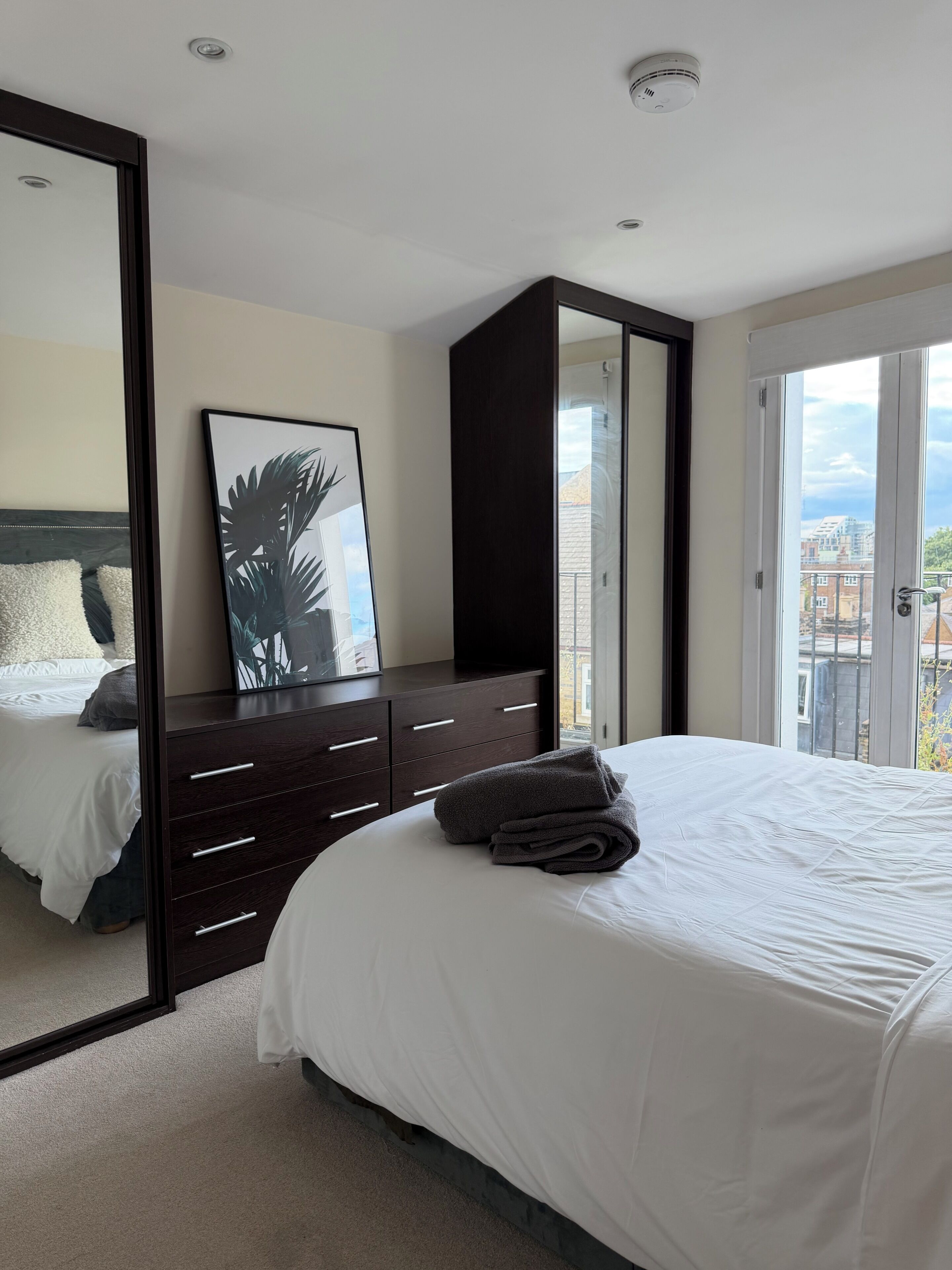 2 habitaciones, tabla de planchar con plancha, wifi y ropa de cama 