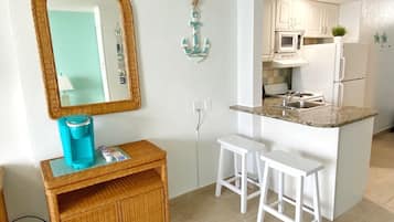 Coffee/tea maker, fridge, microwave, stovetop