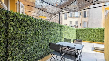 Apartment | Outdoor dining