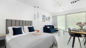 Iron/ironing board, travel crib, WiFi, bed sheets